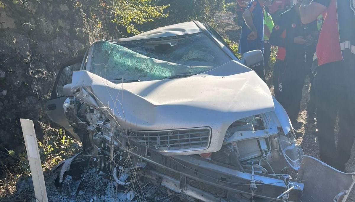 adiyamanda kontrolden cikan otomobil duvara carpti 2 yarali ljqVD2gI