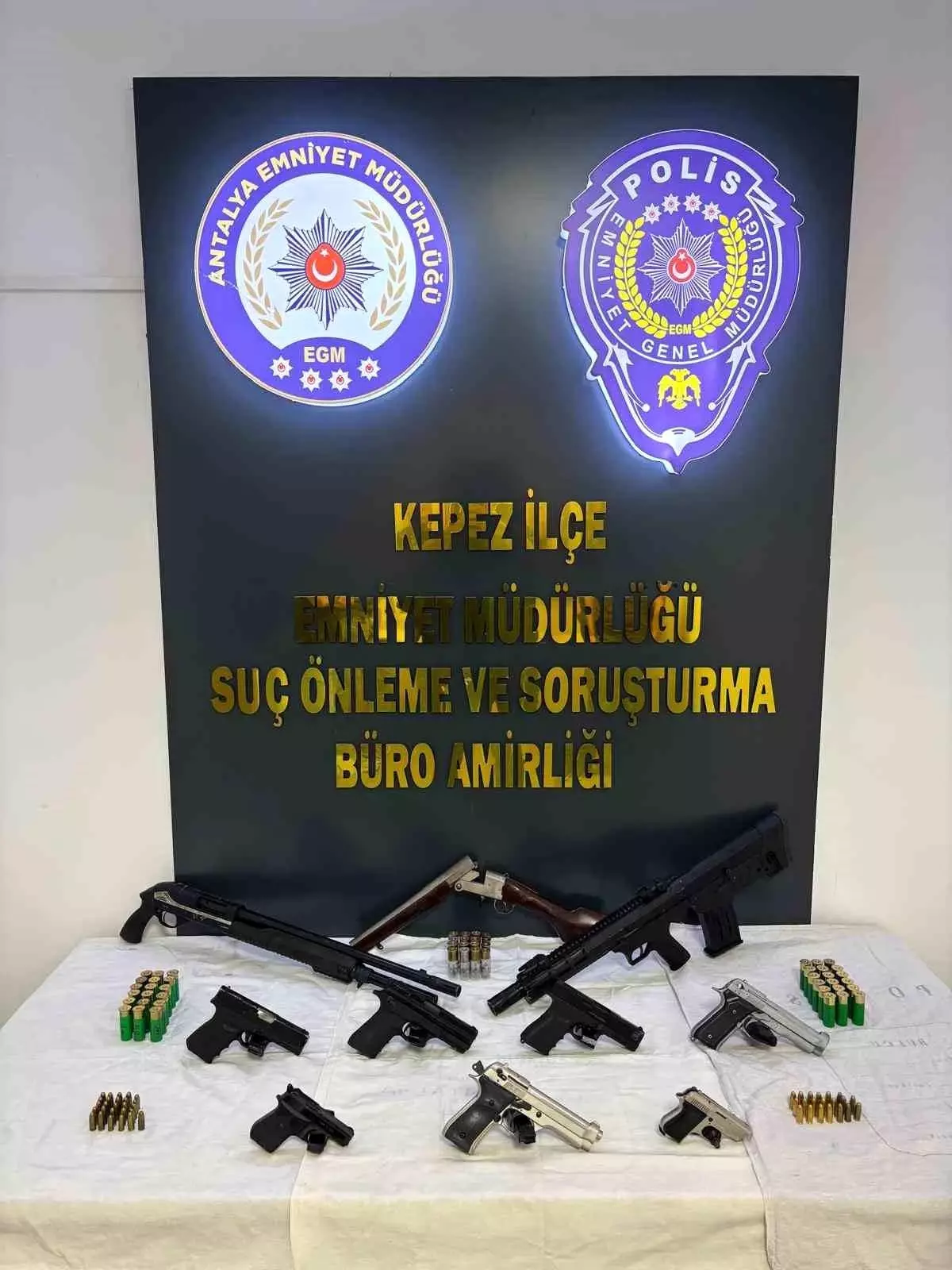 antalyada huzur operasyonu 7 ruhsatsiz tabanca ve muhimmat ele gecirildi YsPifdFu.jpg