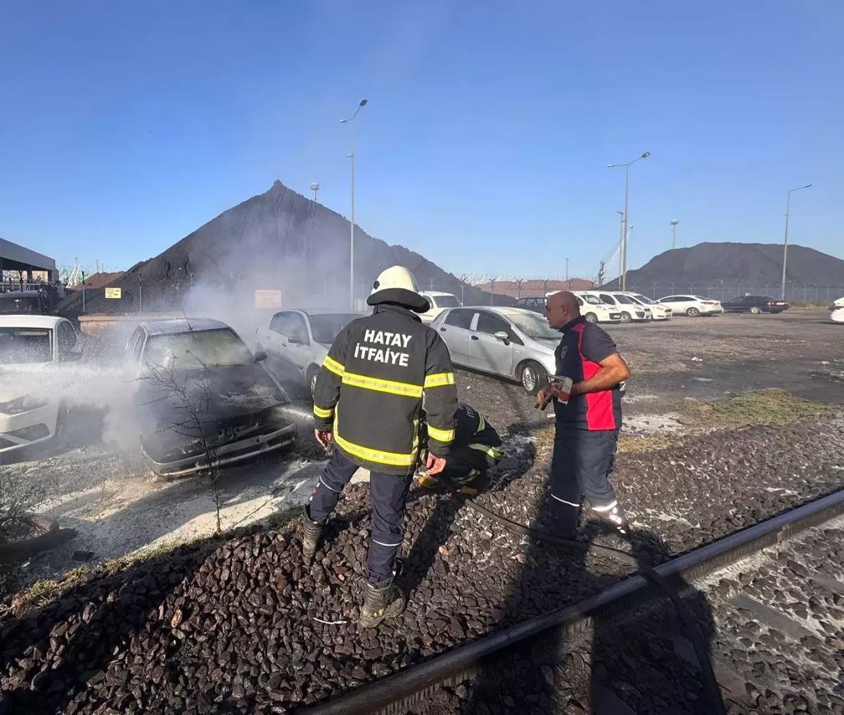hatayda park halindeki otomobil alevlere teslim oldu CVjIxryd.jpg