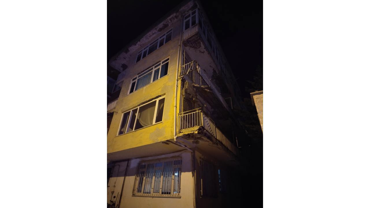 Üsküdar’da korkutan olay: 4 katlı binanın balkonu çöktü Haber gorseli