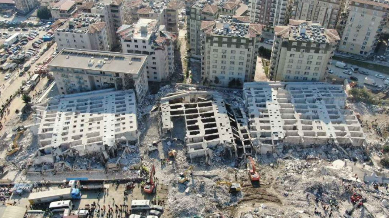 Depremde yıkılan ünlü sitede kamu kurumlarının kusuru belli oldu Haber gorseli